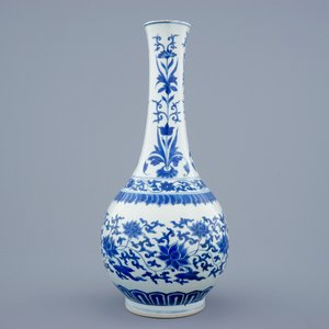 Un vase en porcelaine de Chine bleu et blanc de forme bouteille aux fleurs de lotus, époque Transition, 1620-1683 — photo 4