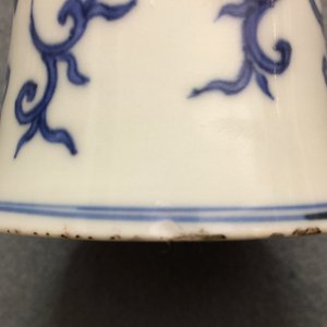 Un vase en porcelaine de Chine bleu et blanc de forme bouteille aux fleurs de lotus, époque Transition, 1620-1683 — photo 8