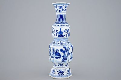 Un vase en porcelaine de Chine bleu et blanc de forme hexagonale, Kangxi