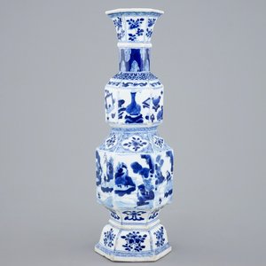 Un vase en porcelaine de Chine bleu et blanc de forme hexagonale, Kangxi — photo 1