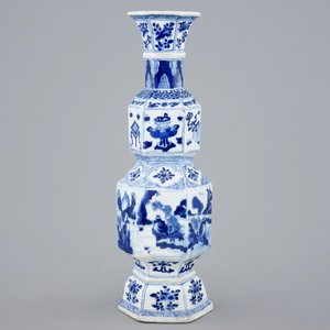 Un vase en porcelaine de Chine bleu et blanc de forme hexagonale, Kangxi — photo 3