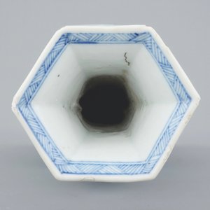 Un vase en porcelaine de Chine bleu et blanc de forme hexagonale, Kangxi — photo 6