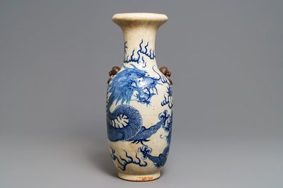 Un vase en porcelaine de Chine bleu et blanc dite "de Nankin", 19ème