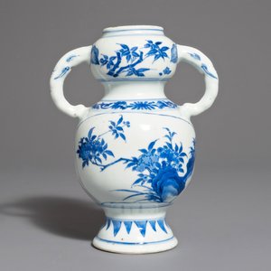 Un vase en porcelaine de Chine bleu et blanc, époque Transition — photo 3
