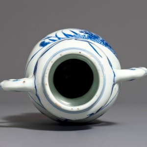 Un vase en porcelaine de Chine bleu et blanc, époque Transition — photo 6