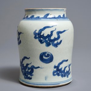 Un vase en porcelaine de Chine bleu et blanc, époque Transition — photo 2