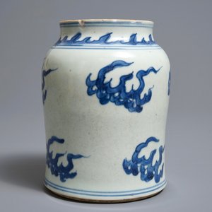 Un vase en porcelaine de Chine bleu et blanc, époque Transition — photo 3