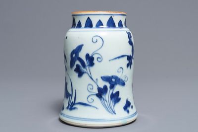 Un vase en porcelaine de Chine bleu et blanc, époque Transition
