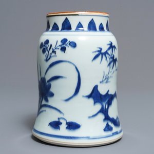 Un vase en porcelaine de Chine bleu et blanc, époque Transition — photo 3
