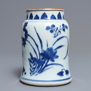 Un vase en porcelaine de Chine bleu et blanc, époque Transition — photo 4