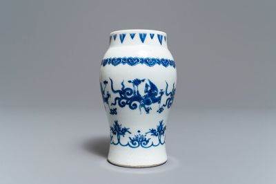 Un vase en porcelaine de Chine bleu et blanc, époque Transition