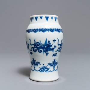 Un vase en porcelaine de Chine bleu et blanc, époque Transition — photo 2