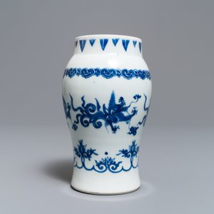 Un vase en porcelaine de Chine bleu et blanc, époque Transition — photo 4