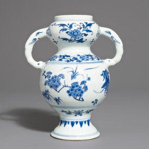 Un vase en porcelaine de Chine bleu et blanc, époque Transition — photo 3