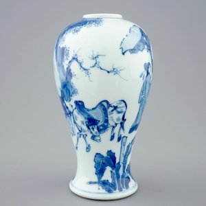 Un vase en porcelaine de Chine bleu et blanc, Kangxi — photo 2