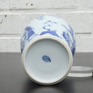 Un vase en porcelaine de Chine bleu et blanc, Kangxi — photo 9