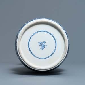 Un vase en porcelaine de Chine bleu et blanc, Kangxi — photo 6