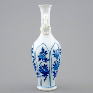 Un vase en porcelaine de Chine bleu et blanc, Kangxi — photo 2