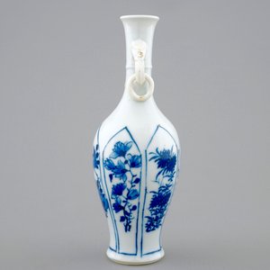Un vase en porcelaine de Chine bleu et blanc, Kangxi — photo 4