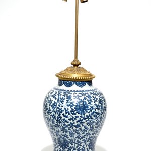 Un vase en porcelaine de Chine bleu et blanc monté comme lamp en bronze ormolu, Kangxi — photo 4