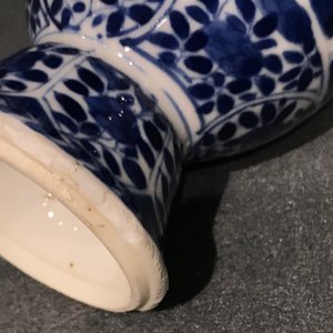 Un vase en porcelaine de Chine bleu et blanc monté en argent, Kangxi — photo 11