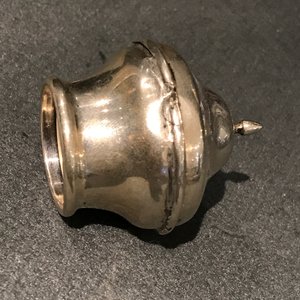Un vase en porcelaine de Chine bleu et blanc monté en argent, Kangxi — photo 12
