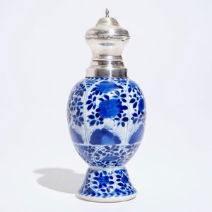 Un vase en porcelaine de Chine bleu et blanc monté en argent, Kangxi — photo 3