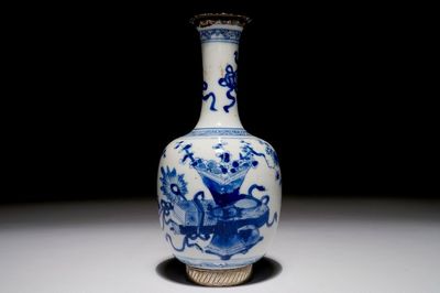 Un vase en porcelaine de Chine bleu et blanc monté en argent, Kangxi