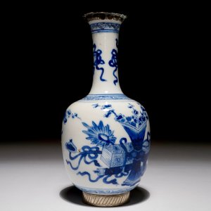 Un vase en porcelaine de Chine bleu et blanc monté en argent, Kangxi — photo 3