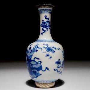 Un vase en porcelaine de Chine bleu et blanc monté en argent, Kangxi — photo 4