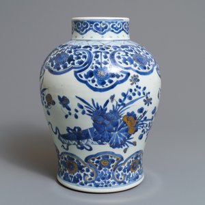 Un vase en porcelaine de Chine bleu et blanc rehaussé d'or, Kangxi — photo 3