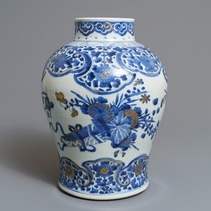 Un vase en porcelaine de Chine bleu et blanc rehaussé d'or, Kangxi — photo 1