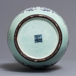 Un vase en porcelaine de Chine bleu et blanc sur fond céladon, marque et époque de Qianlong — photo 5