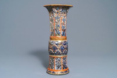 Un vase en porcelaine de Chine bleu et blanc surdécoré en Europe, Kangxi