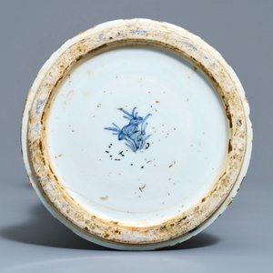 Un vase en porcelaine de Chine bleu et blanc surdécoré en Europe, Kangxi — photo 6