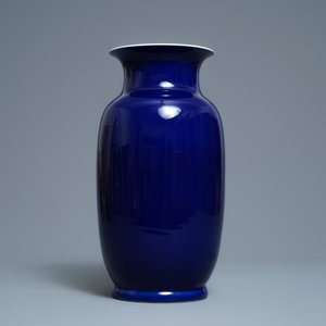 Un vase en porcelaine de Chine bleu monochrome, 19ème — photo 3