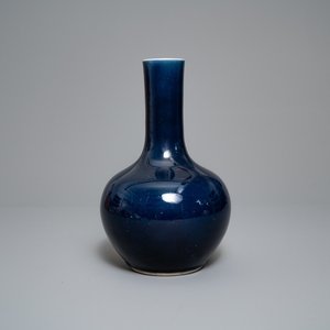 Un vase en porcelaine de Chine bleu monochrome, marque et époque de Qianlong — photo 1