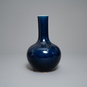 Un vase en porcelaine de Chine bleu monochrome, marque et époque de Qianlong — photo 4