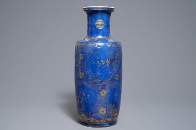 Un vase en porcelaine de Chine bleu poudré et doré, Kangxi