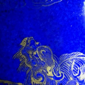 Un vase en porcelaine de Chine bleu poudré et doré, Kangxi — photo 13