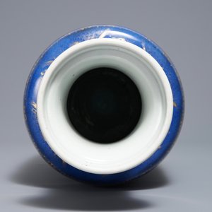 Un vase en porcelaine de Chine bleu poudré et doré, Kangxi — photo 6