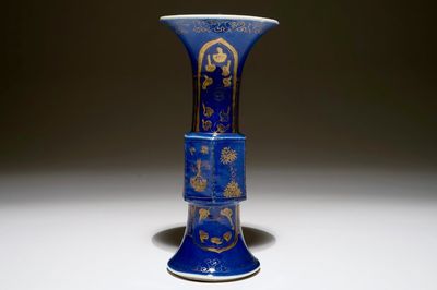 Un vase en porcelaine de Chine bleu poudré et doré, Kangxi