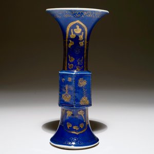 Un vase en porcelaine de Chine bleu poudré et doré, Kangxi — photo 1
