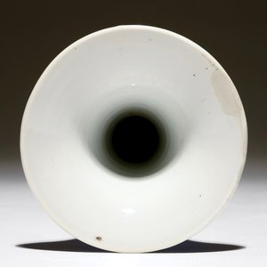 Un vase en porcelaine de Chine bleu poudré et doré, Kangxi — photo 4