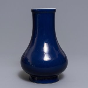 Un vase en porcelaine de Chine 'bleu sacrificiel' monochrome, marque et époque de Yongzheng — photo 1