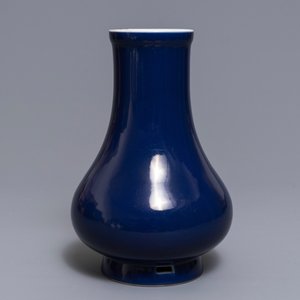 Un vase en porcelaine de Chine 'bleu sacrificiel' monochrome, marque et époque de Yongzheng — photo 2