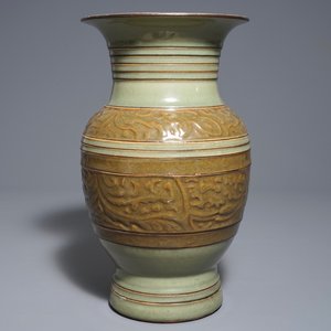 Un vase en porcelaine de Chine céladon, 19ème — photo 1