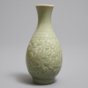 Un vase en porcelaine de Chine céladon à décor en relief, 18/19ème — photo 4