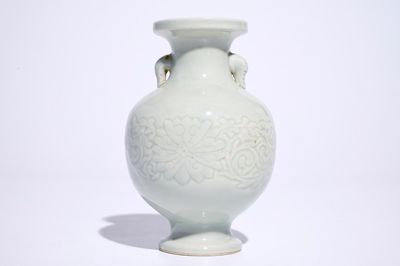 Un vase en porcelaine de Chine céladon à décor floral, 18/19ème