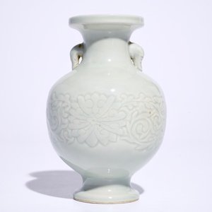Un vase en porcelaine de Chine céladon à décor floral, 18/19ème — photo 1